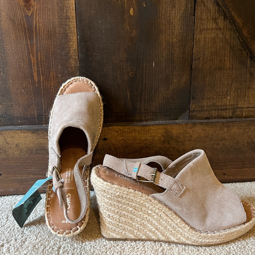 NWT Tom’s suede wedges